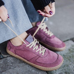 Minimalistiska skor | Damsneakers | Läder | Handgjorda | Zero Drop | Vinröd färg bild 1