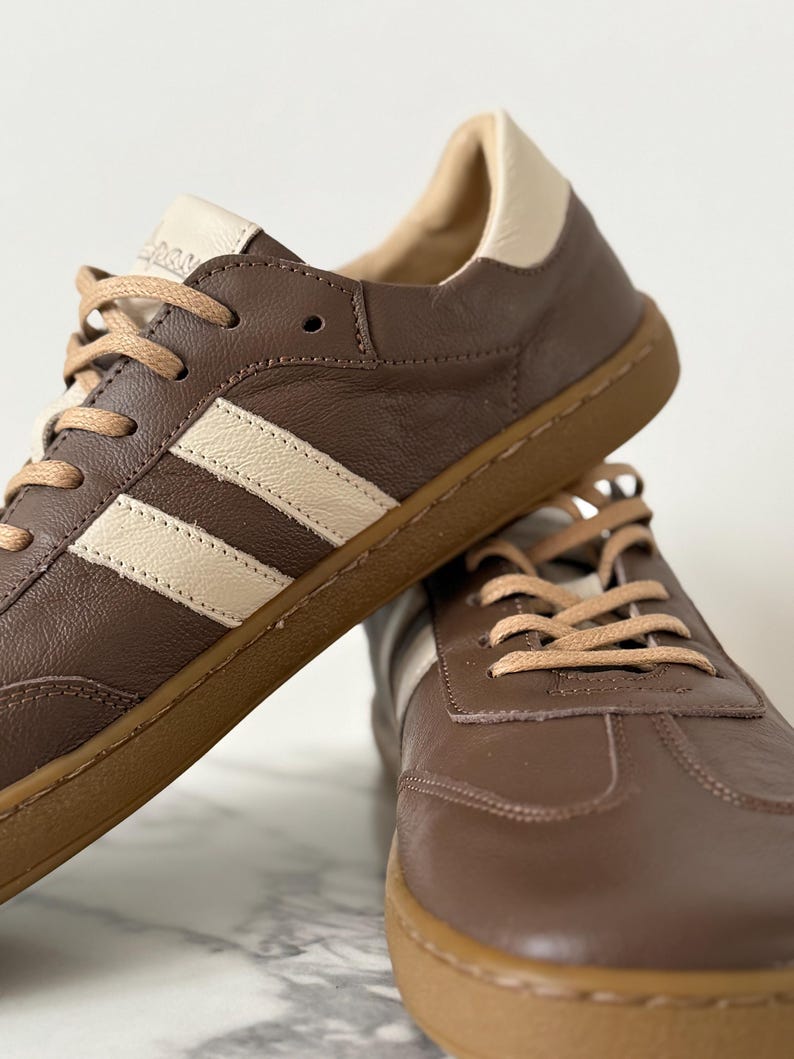 Bruine leren sneakers met blote voeten-look | Schoenen met brede neus | Minimalistische sneakers met zero drop | Handgemaakte leren schoenen | Comfortabel voor elke dag afbeelding 4