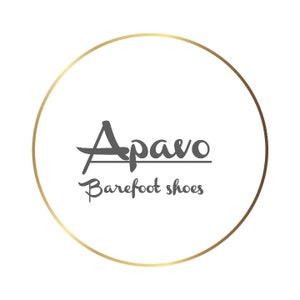 Pode incluir: Um c&iacute;rculo dourado com o texto "Apavo Barefoot Shoes" em uma fonte manuscrita cinza.