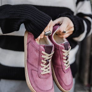 Minimalistiska skor | Damsneakers | Läder | Handgjorda | Zero Drop | Vinröd färg bild 2