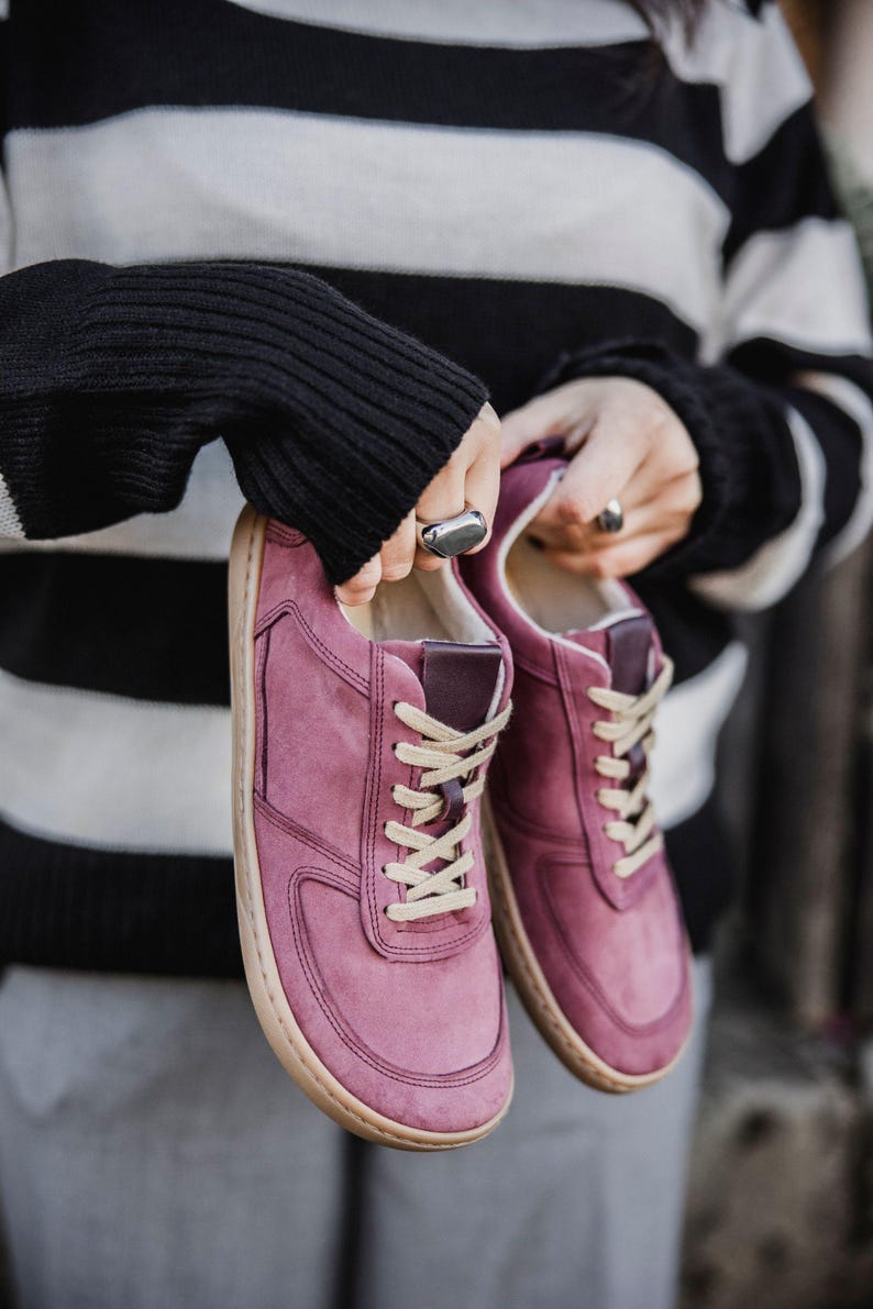 Minimalistiska skor | Damsneakers | Läder | Handgjorda | Zero Drop | Vinröd färg bild 2