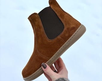Stivaletti Chelsea Barefoot da donna – Pelle scamosciata marrone | Fodera in feltro caldo, soletta termica, suola antiscivolo | Stivali minimalisti APAVO SHOES
