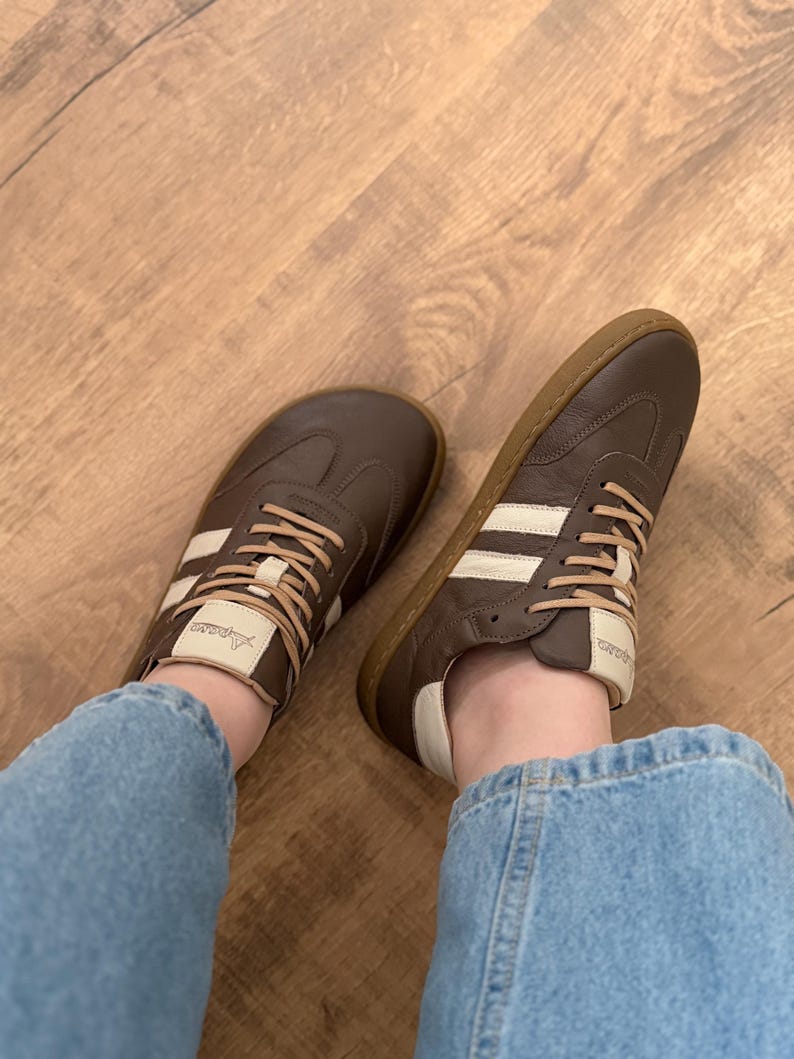 Bruine leren sneakers met blote voeten-look | Schoenen met brede neus | Minimalistische sneakers met zero drop | Handgemaakte leren schoenen | Comfortabel voor elke dag afbeelding 1