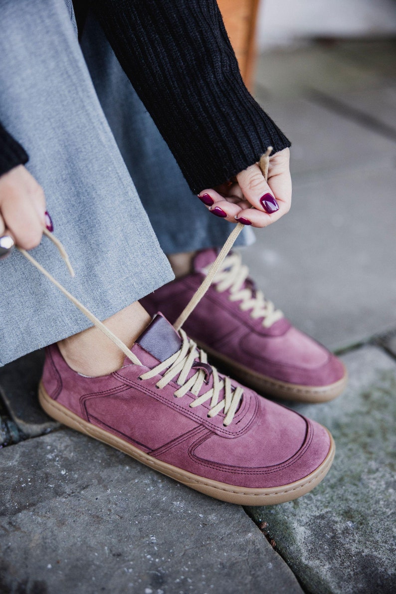 Minimalistiska skor | Damsneakers | Läder | Handgjorda | Zero Drop | Vinröd färg bild 1