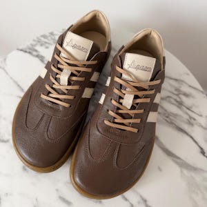 Bruine leren sneakers met blote voeten-look | Schoenen met brede neus | Minimalistische sneakers met zero drop | Handgemaakte leren schoenen | Comfortabel voor elke dag afbeelding 2