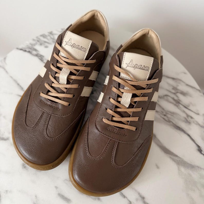 Bruine leren sneakers met blote voeten-look | Schoenen met brede neus | Minimalistische sneakers met zero drop | Handgemaakte leren schoenen | Comfortabel voor elke dag afbeelding 2