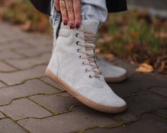 Zapatillas altas de ante gris para mujer | Forro de piel natural | Diseño minimalista deportivo | Hechas a mano por APAVO SHOES
