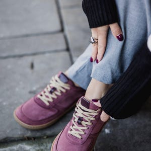 Minimalistiska skor | Damsneakers | Läder | Handgjorda | Zero Drop | Vinröd färg bild 4