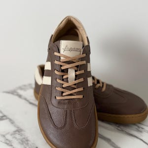 Bruine leren sneakers met blote voeten-look | Schoenen met brede neus | Minimalistische sneakers met zero drop | Handgemaakte leren schoenen | Comfortabel voor elke dag afbeelding 3