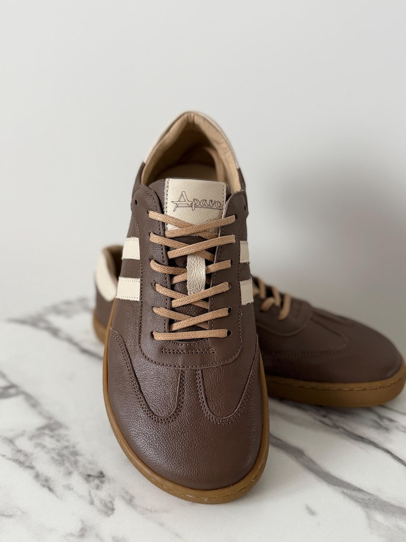 Bruine leren sneakers met blote voeten-look | Schoenen met brede neus | Minimalistische sneakers met zero drop | Handgemaakte leren schoenen | Comfortabel voor elke dag afbeelding 3