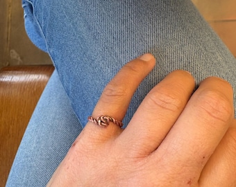 Anello a rosetta intrecciata in metallo (rame)