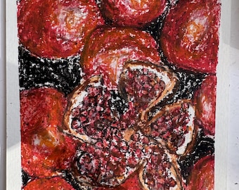 Puede incluir: Un dibujo al pastel graso sobre papel que muestra una colección de granadas rojas enteras y una granada partida por la mitad en el centro. La fruta presenta tonos texturizados de rojo, naranja y blanco sobre un fondo negro sólido.