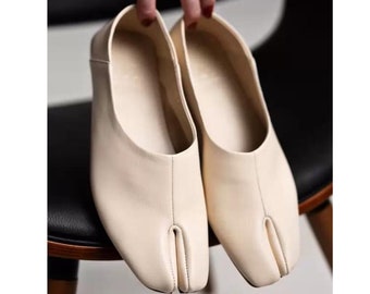 Tabi-Ballettschuhe: Flache Ballerinas mit geteilter Zehenpartie, Tabi-Ballerinas