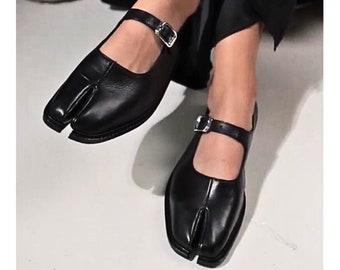 Tabi Shoes: Split-Toe Mary Jane Flats for Edgy Elegance (Black)