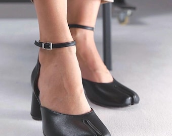 Tabi-hakken: pumps met gespleten neus, enkelbandje, zwarte leren tabis