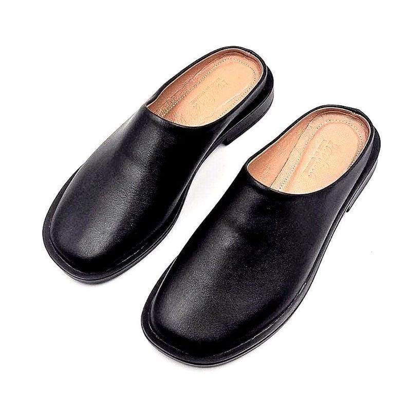 FLAT MULES IN BLACK PATENT CALFSKIN