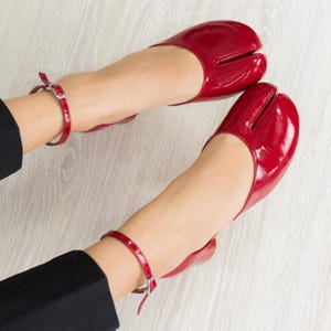 Tacchi Tabi: décolleté con punta divisa, Tabi rossi