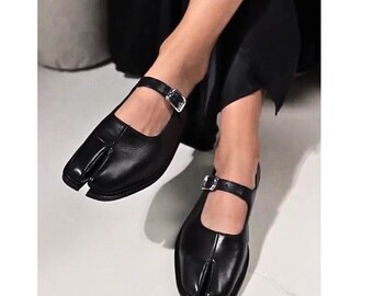 Tabi Schuhe: Mary Jane Ballerinas mit geteilter Spitze für kantige Eleganz (schwarz)