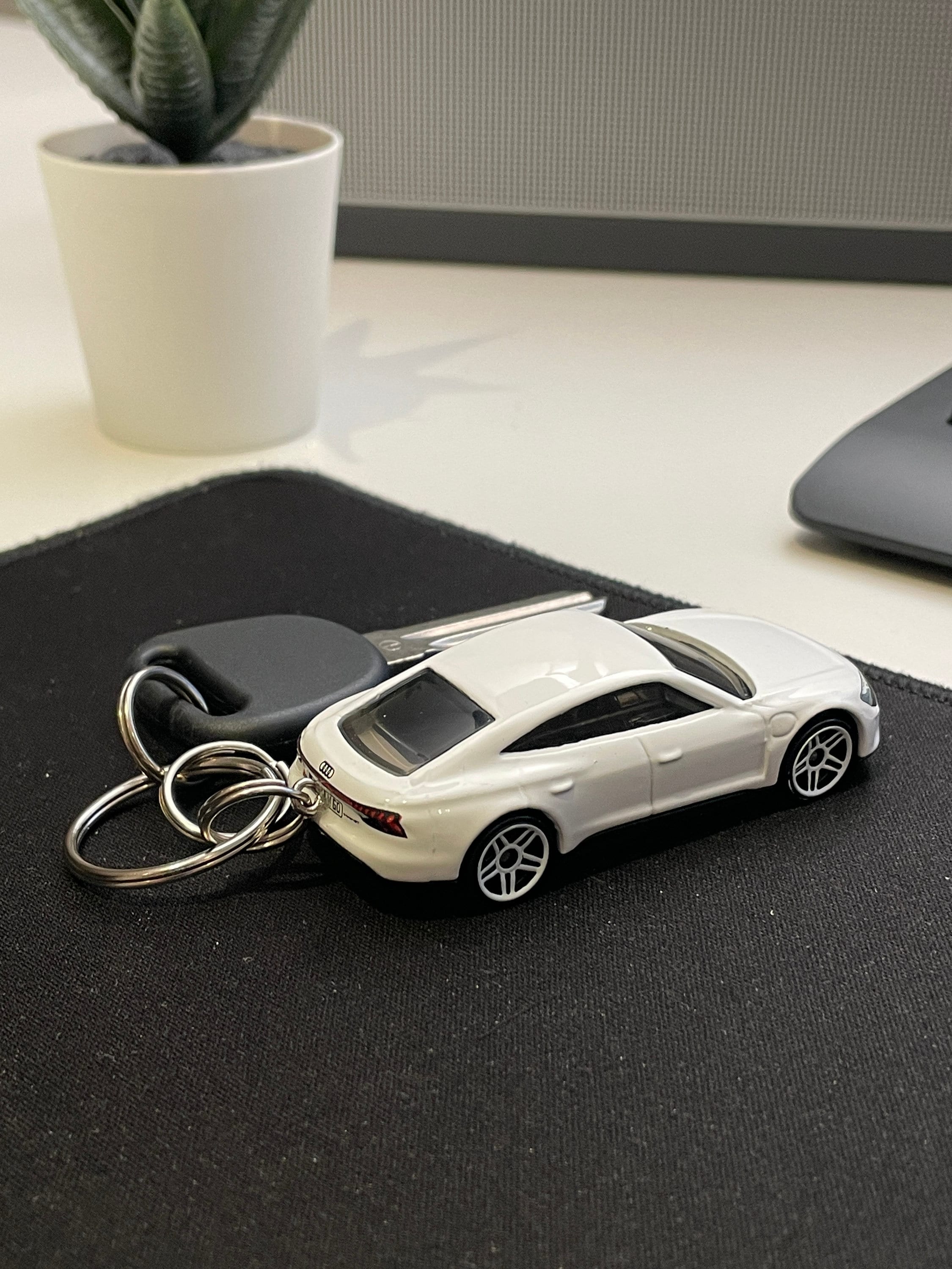 1/64 Hot Wheels Audi RS ETRON GT HW2521, Key Chain W/rings. - Etsy