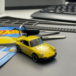 Key chain with rings - 1/64 Hot Wheels Porsche 911 Carrera RS 2.7 (Yellow)