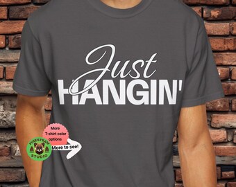 Camiseta Just Hangin', camiseta casual divertida, camisa de humor sarcástico, dicho divertido, camiseta humorística, regalos de sarcasmo para él ella, camisetas Comfort Colors