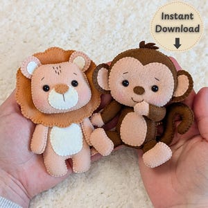 Può includere: Due peluche di animali in feltro: un leone e una scimmia. Il leone è rosa chiaro con una criniera marrone chiaro e dettagli bianchi. La scimmia è marrone con dettagli rosa. L'immagine include il testo "Download istantaneo".