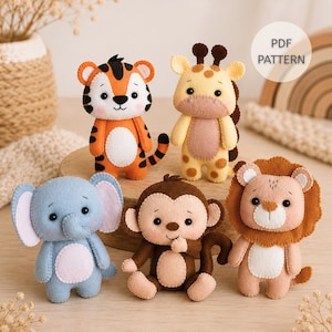 Può includere: Cinque figure in feltro che includono una tigre, una giraffa, un elefante, una scimmia e un leone. Ogni peluche presenta dettagli cuciti, occhi neri rotondi e una macchia bianca sulla pancia. Un'etichetta bianca circolare riporta PDF PATTERN.