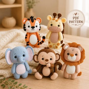 Puede incluir: Cinco figuras de fieltro que incluyen un tigre, una jirafa, un elefante, un mono y un león. Cada peluche presenta detalles cosidos y una insignia circular en la esquina superior derecha con el texto PDF PATTERN. Las figuras están dispuestas.