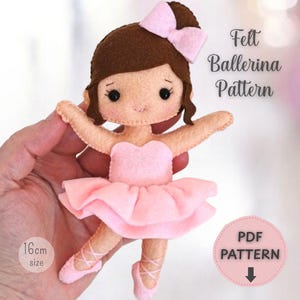 Pode incluir: Boneca bailarina de feltro feita à mão com tutu rosa, laço e sapatilhas de ballet. A boneca tem 16 cm de altura e cabelo castanho. O texto na imagem diz "Felt Ballerina Pattern" e "PDF Pattern".