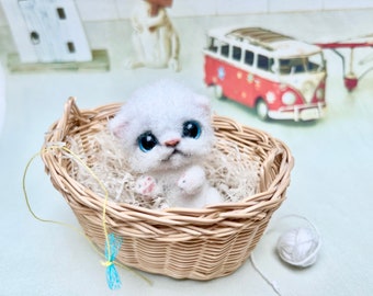 Prêt à être expédié. Mini chaton nouveau-né blanc. Petit chat mignon pour poupée. Animal miniature feutré à l'aiguille. Animal de compagnie pour Blythe.