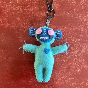 Portachiavi criptide "Creatura della Laguna Nera" blu elettrico in feltro imbottito