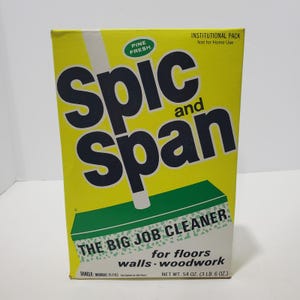 以下が含まれることがあります： 黒いテキストが入った、Spic and Spanクリーナーの黄色い箱。「PINE FRESH」と「THE BIG JOB CLEANER」と書かれており、床、壁、木工用です。正味重量は1530グラムです。