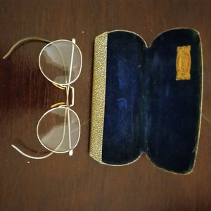 Étui et lunettes ronds antiques