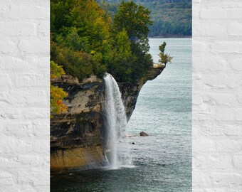 Fotografía de la cascada de rocas en el Lago Superior: póster e impresión en lienzo