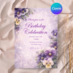 Puede incluir: Una invitación de cumpleaños lila con adornos florales. La tarjeta presenta pensamientos morados y amarillos, con el texto "Please join us for Birthday Celebration" y detalles del evento. El logotipo de Canva es visible.