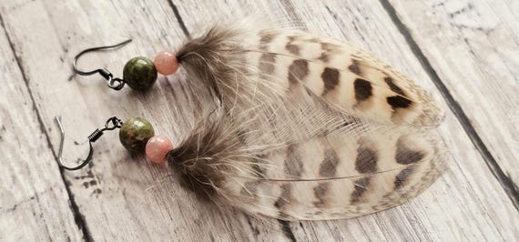 Natural feathers earrings with pink and green beads