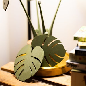 3D-Printed Monstera Plant with Magnetic Detachable Leaves: Multi-Use Coaster Set and Plant Decor
