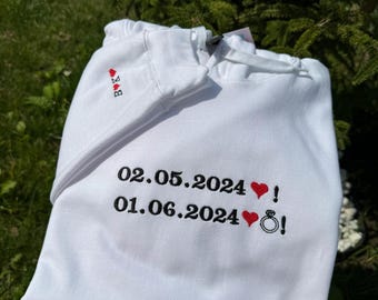 Pode incluir: Hoodie branco com texto bordado em preto que diz "02.05.2024 ♥! 01.06.2024 ♥ 💍!"