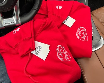 Sweat à capuche coeur assorti pour couple, cadeau d'anniversaire pour lui, sweats à capuche avec initiales personnalisées brodées, haut anatomique avec manches avec prénom