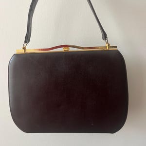 Bolso o cartera vintage marrón y dorado con asa superior de los años 60, fabricado por Normandie en Canadá, con cierre a presión