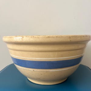 McCoy Mixing Bowl Vintage Yellow Pie Crust Band with Pink and Blue Bands or Stripes 7.5 Inch Yellow Ware Stoneware Bowl Farmhouse Chic