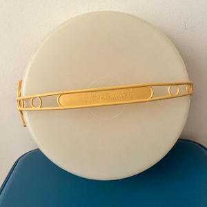 Vintage Tupperware Cake Pie Carrier #719-2 Harvest gold single layer pie carrier container pie keeper great condition