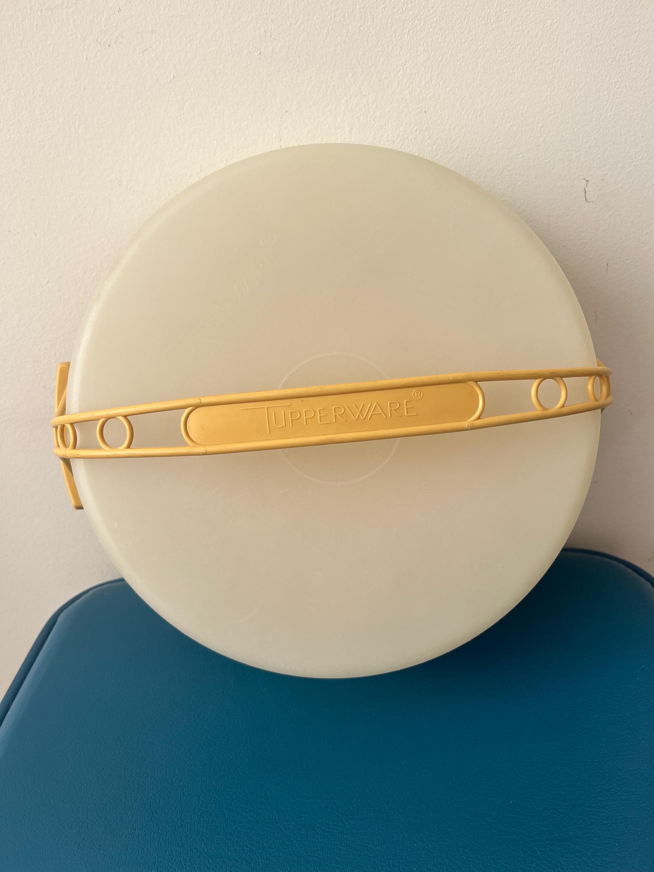 Vintage Tupperware Cake Pie Carrier #719-2 Harvest gold single layer pie carrier container pie keeper great condition