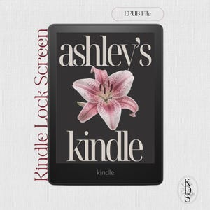 Peut inclure: Une liseuse noire affichant un écran de verrouillage avec le texte ashley's kindle en police serif, centré au-dessus et en dessous d'une grande fleur de lys rose détaillée avec des taches sombres sur un fond gris foncé. L'écran affiche EPUB File.