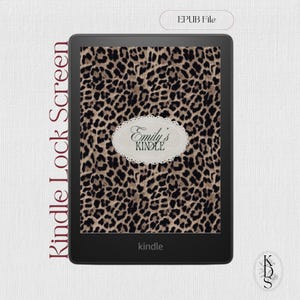 Op de afbeelding: Een zwarte e-reader met een luipaardprint achtergrond en een centraal wit geschulpt label met de tekst Emily's KINDLE. De afbeelding bevat de verticale tekst Kindle Lock Screen en het label EPUB File in de bovenhoek.