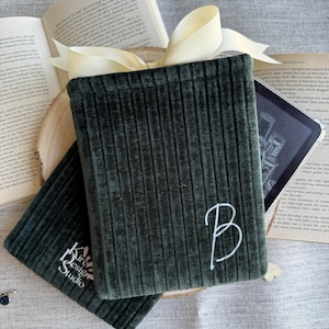 Personalized Velvet Kindle Pouch – Handmade Padded Kindle Sleeve – Custom with Name or Initial – Kindle Cover, Kobo Sleeve