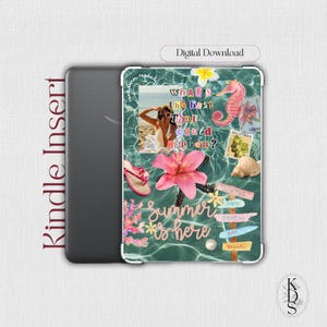 Könnte beinhalten: Ein Kindle-Einleger mit einer Collage aus sommerlichen Motiven auf türkisfarbenem Wasserhintergrund. Zu sehen sind ein Foto einer Person, ein rosa Seepferdchen, eine rosa Lilie, eine Muschel, Flip-Flops sowie Schilder mit der Aufschrift "Summer is here" und "WHAT'S THE BEST THAT COULD HAPPEN?"