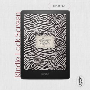 Op de afbeelding: Een zwarte e-reader met een zebraprint achtergrond op het scherm. Gecentreerd op het scherm bevindt zich een crèmekleurig rechthoekig label met een kanten rand met de zwarte tekst Emily's Kindle. Het woord Kindle staat onderaan.