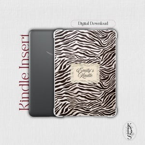 Op de afbeelding: Een Kindle e-reader met een zwarte achterkant en een voorkant met een zwart-wit zebrapatroon. Een crèmekleurig rechthoekig label met een kanten rand toont de tekst Emily's Kindle. Digital Download is zichtbaar.