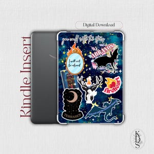 Può includere: Inserto per Kindle con un design colorato con testo e illustrazioni. Il design include le frasi "you could rattle the stars", "I will not be afraid" e "Fireheart". Altre illustrazioni includono un cervo, una luna crescente e una silhouette di pipistrello.